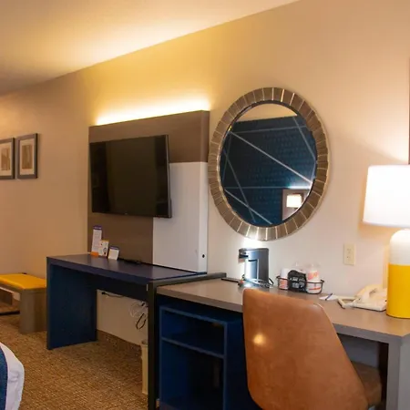 Comfort Inn & Suites Geneva- West Chicago